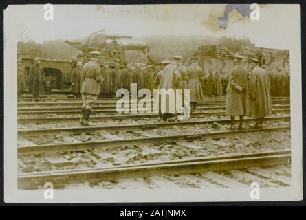 Le roi des Belges visite le front ouest Description: Le roi des Belges inspecte une batterie lourde belge Annotation: Le roi des Belges visite le Front occidental. Roi Albert I de Belgique inspectant l'artillerie belge lourde Date: {1914-1918} lieu: Belgique mots clés: Première Guerre mondiale, fronts, inspections, armes, dynasties Nom De La Personne: Albert Banque D'Images