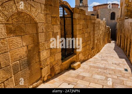 Rue pavée et murs en pierre dans la Citadelle, Citadelle dans la vieille ville de Victoria (Rabat) sur l'île Gozo, Malte Banque D'Images