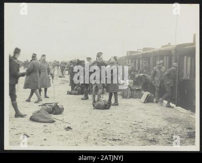 Photographies officielles britanniques de l'Italie Description: Le soulagement de repartir sur la rive était super. Annotation: Troupes britanniques en Italie. Le soulagement sur sa rive était encore trop grand. Date : {1914-1918} lieu : Italie mots clés : première Guerre mondiale, train de soldats de voyage Banque D'Images