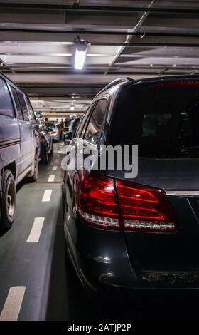 Éditorial 08.30.2019 MS balte Princess Cars à l'intérieur du grand ferry sont emballés étroitement ensemble sur la terrasse de voiture Banque D'Images