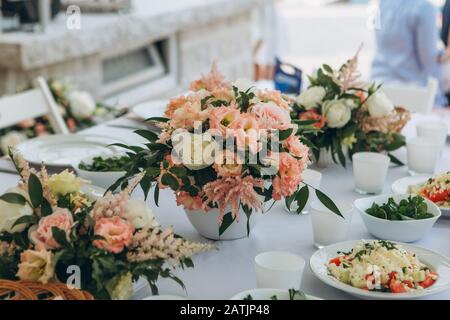 Décor de fleurs sur la table avec divers aliments ou des collations. La restauration et la décoration de table. Banque D'Images