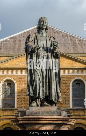 Une statue de John Wesley, fondateur de l'église méthodiste, se tient devant la chapelle de Wesley sur City Road, Londres, Royaume-Uni Banque D'Images