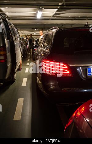 Éditorial 08.31.2019 MS Baltic Princess Passagers allant à leur voiture sur la terrasse avant que le ferry arrive au port Banque D'Images