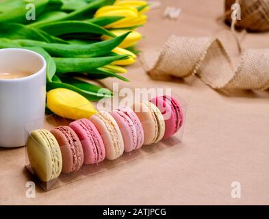 Tulipes et macarons. Banque D'Images
