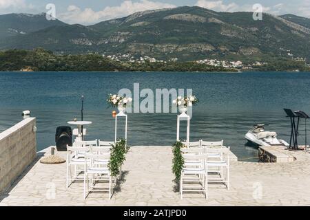 Décorations de mariage sur le fond de la mer et des montagnes. Banque D'Images