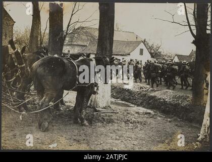 Le Front occidental britannique en France - l'offensive allemande Description: Les troupes avançant dans un village Annotation: Le Front occidental britannique en France. L'offensive allemande. Les troupes élèvent un village Date: {1914-1918} lieu: France mots clés: Villages, première Guerre mondiale, fronts, soldats Banque D'Images