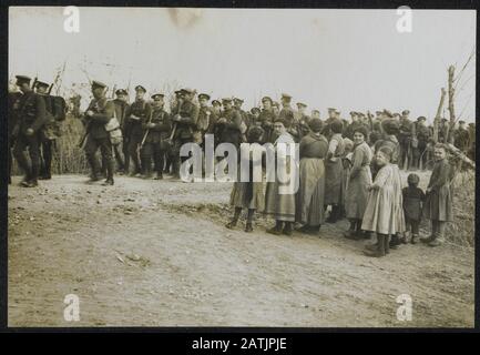 Photographies officielles britanniques de l'Italie Description: Troupes sur la marche de la gare. Annotation: Troupes britanniques en Italie. Des troupes britanniques marchent depuis la gare. Date: {1914-1918} lieu: Italie mots clés: Citoyens, première guerre mondiale, marchage, soldats, entraînements Banque D'Images