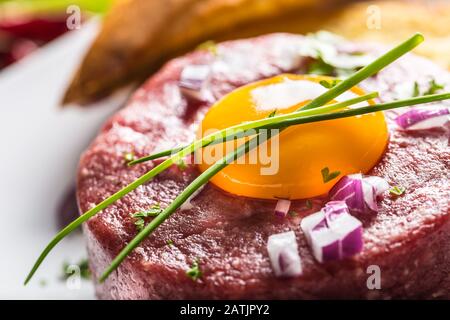 Tartare de boeuf aux herbes aux piments rouges d'oignon jaune d'oeuf et à la bruschetta Banque D'Images