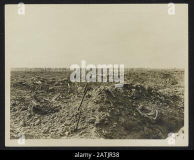 Photo des dossiers de guerre canadiens Description: Vue en arrière des tranchées de première ligne sur la colline 60. Lac de Zillebeke juste derrière la rangée de peupliers à gauche, et à gauche encore, les ruines d'Ypres qui ont fait la tête des arbres Annotation: Photographie de guerre canadienne. Vue depuis Les Tranchées sur la colline 60 en arrière-plan, derrière la rangée de peupliers a quitté le lac Zillebeke et plus loin à gauche les ruines d'Ypres. Date: {1914-1918} lieu: Belgique, Zillebeke mots clés: Première Guerre mondiale, fronts, collines, tranchées, destruction Banque D'Images