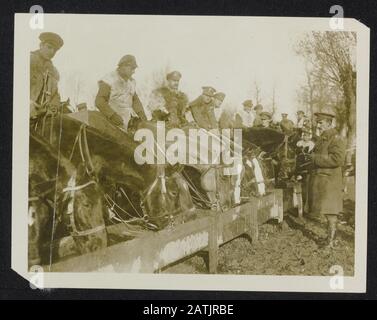 Avec les Canadiens sur le front ouest description: Arroser les chevaux d'artillerie canadiens à l'avant Annotation: Les Canadiens dans la grande bataille. Les chevaux d'artillerie canadiens se rendre à l'eau avant pour boire Date : {1914-1918} mots clés : eau potable, première guerre mondiale, fronts, chevaux, soldats Banque D'Images