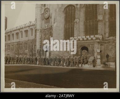 Universités britanniques en temps de guerre Description: Cambridge. Cadets entrant dans la Chapelle Trinity College pour le service Annotation: Cambridge. Les cadets entrent dans la chapelle de Trinity College pour un service Date : {1914-1918} lieu : Cambridge, Royaume-Uni mots clés : première Guerre mondiale, culte, cadets, universités Banque D'Images