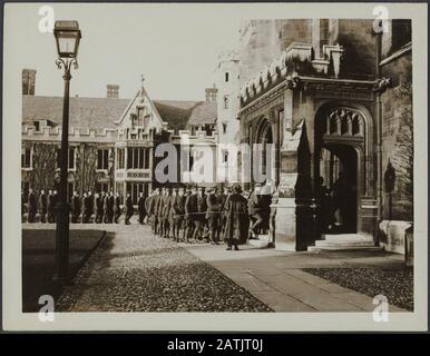 Universités britanniques en temps de guerre Description: Cambridge. Cadets entrant dans la Chapelle Trinity College pour le service Annotation: Cambridge. Les cadets entrent dans la chapelle de Trinity College pour un service Date : {1914-1918} lieu : Cambridge, Royaume-Uni mots clés : première Guerre mondiale, culte, cadets, universités Banque D'Images