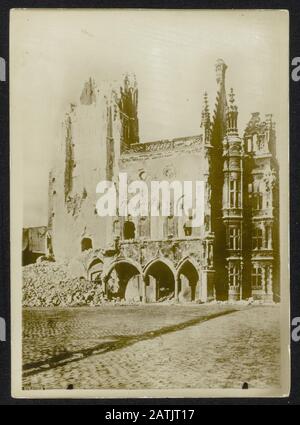 Description: En raison de la guerre dans la guerre mondiale Hôtel de ville très endommagé dans la ville française d'Arras (Arras) Date: 1914 lieu: Arras, France mots clés: Mairie, ruines Banque D'Images