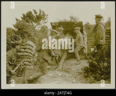 Combattre sur le front des Balkans Description: Un bombardier 18 pounder l'ennemi Annotation: Le front des Balkans. Bombardement avec un '18 pounder 'Date: {1914-1918} lieu: Balkans mots clés: Bombardement, fronts de la guerre mondiale, soldats Banque D'Images