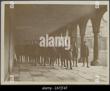 Universités britanniques en temps de guerre Description: Cambridge. Nevills court, Trinity College, où les cadets forgent par temps humide Annotation: Cambridge. Nevills Hall, Trinity College, où les cadets pratiquent par temps humide dans l'exercice Date : {1914-1918} lieu : Cambridge, Royaume-Uni mots clés : première Guerre mondiale, exercice, cadets, exercice, universités Banque D'Images