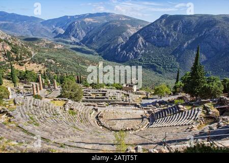 Ruines de l'ancien théâtre et temple d'Apollon sur le site archéologique de Delphi, site classé au patrimoine mondial de l'UNESCO, un sanctuaire religieux dédié t Banque D'Images