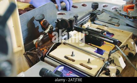 Usine de bonbons. Bonbons industriels pour l'emballage de machines. Machine industrielle moderne emballant de délicieuses friandises et les plaçant sur un convoyeur de l'usine de confiserie. Banque D'Images