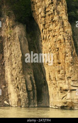 Côté de falaise érodé dans le canyon de Valea Putnei, comté de Vrancea, Roumanie Banque D'Images