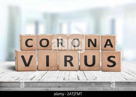Corona virus alerte message sur un bureau en bois usé i un environnement lumineux Banque D'Images