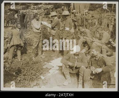 The British Western Front Description: Assister aux blessés allemands dans la cage du prisonnier. Annotation : Le Front Occidental Britannique. Attention aux blessures dans la résidence du prisonnier de guerre allemand. Date : {1914-1918} mots clés : première Guerre mondiale, fronts, prisonnier de guerre, soldats, infirmière Banque D'Images