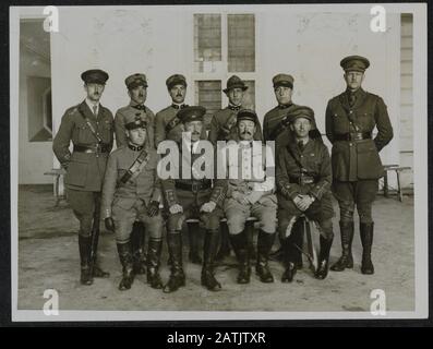 Photographies officielles britanniques de l'Italie Description: Dans une école d'instruction. Commandant Et Officiers Alliés. Annotation: Photos officielles britanniques de l'Italie. Les officiers de groupe d'une école d'instruction. Le commandant et les officiers alliés. Date: {1914-1918} lieu: Italie mots clés: Première Guerre mondiale, officiers, formation Banque D'Images