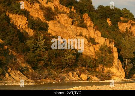 Canyon le long de la rivière Putna à Vrancea, Roumanie. Coucher de soleil sur une falaise. Banque D'Images