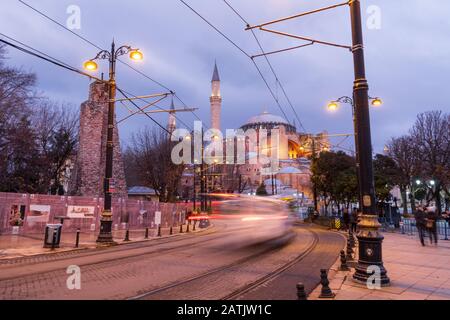 Istanbul, Turquie - 9 janvier 2020 : un tramway passe devant le musée Sainte-Sophie au crépuscule, Istanbul, Turquie Banque D'Images