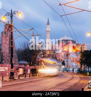 Istanbul, Turquie - 9 janvier 2020 : un tramway passe devant le musée Sainte-Sophie au crépuscule, Istanbul, Turquie Banque D'Images