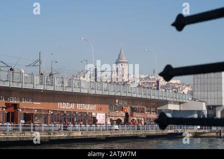 Istanbul, Turquie - 10 janvier 2020: Pêcheurs sur le pont de Galata à la Corne d'Or , la Tour de Galata est en arrière-plan. Banque D'Images