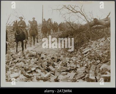 La grande avance britannique dans l'ouest Description: Cavalerie passant par un village épave Annotation: L'avance britannique dans l'Ouest. Cavalerie passe un village détruit Date : {1914-1918} mots clés : cavalerie, villages, fronts de la première Guerre mondiale, destruction Banque D'Images