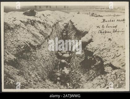 Description: Boches prêts à être enterrés Annotation: Les soldats allemands tombés dans une tranchée, prêts pour l'enterrement date: {1914-1918} lieu: Château Thierry, France mots clés: Première Guerre mondiale, fronts, morts Banque D'Images
