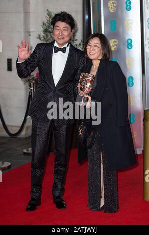 Londres, ANGLETERRE - 02 FÉVRIER : Song Kang-Ho et Hwang Jang-sook assistent aux EE British Academy Film Awards 2020 Après le parti à Grosvenor House Hot Banque D'Images