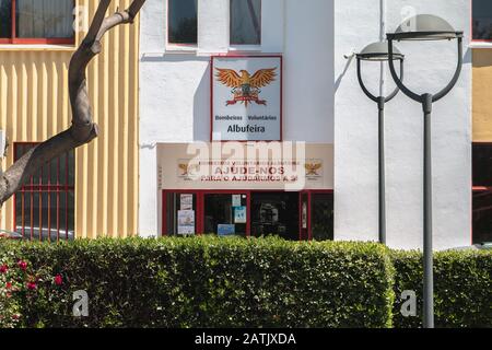 Albufeira, Portugal - 4 mai 2018 : vue sur la façade de la station de pompiers volontaires de la ville (Bombeiros Voluntarios) le printemps Banque D'Images