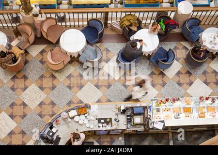 Moscou, Russie - 04 janvier 2017 : café de la ville avec visiteurs, vue aérienne. Un café confortable avec tables rondes, un comptoir de bar avec boissons et bonbons, un Banque D'Images