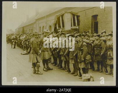 The British Western Front en France Description: Black Watch dans un village répondant Présent avant d'entrer dans la ligne de tir Annotation: British Western Front en France. Black Watch [unité écossaise] dans un village volontaires Présents avant le départ à la première ligne Date: {1914-1918} lieu: France mots clés: Appels, villages, fronts de la première Guerre mondiale, soldats Banque D'Images