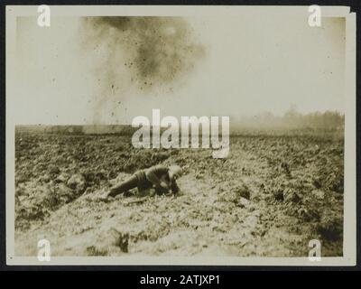 The British Western Front Description: Éclatement D'Une Coquille Allemande Annotation: British Western Front En France. Explosion d'une coquille allemande Date: {1914-1918} mots clés: Première Guerre mondiale, fronts, grenades, explosions, soldats Banque D'Images