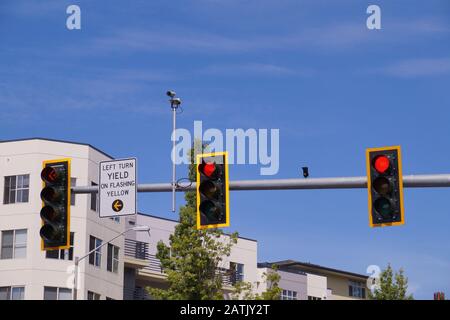 ÉTATS-UNIS. Feux à l'intersection des rues de la ville. Système de surveillance du trafic monté. Banque D'Images