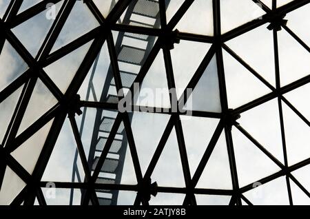 Détail de l'architecture : toit vitré formé de triangles translucides Banque D'Images