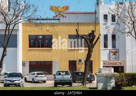 Albufeira, Portugal - 4 mai 2018 : vue sur la façade de la station de pompiers volontaires de la ville (Bombeiros Voluntarios) le printemps Banque D'Images