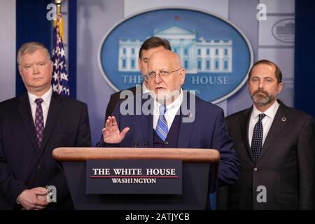 Le directeur américain des centres de contrôle et de prévention des maladies, le Dr Robert Redfield, centre, joint par d'autres fonctionnaires, présente un exposé sur le Coronavirus dans la salle d'information James S. Brady de la Maison Blanche en janvier. 31, 2020 à Washington, DC. De Gauche À Droite Se Trouvent Le Ministère Des Transports, Le Sous-Secrétaire D'État Adjoint Stephen Biegun, Sous-Secrétaire Intérimaire De La Politique Joel Szabat, Redfield Et Le Secrétaire À La Santé Et Aux Services Humains Alex Azar. Banque D'Images