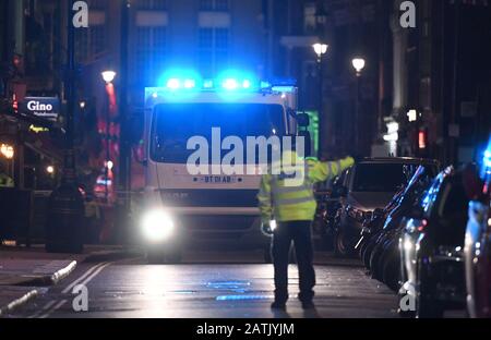 Un camion d'élimination de bombes Royal Engineers arrive dans la rue Dean, dans le centre de Londres, après la découverte d'une bombe de la seconde Guerre mondiale. Banque D'Images