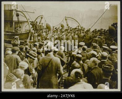 The British Western Front en France Description: Foule autour du bateau qui apporte le gène Lt. Pershing (Chef de l'American Expeditionary Force) à son arrivée en France Annotation: British Western Front en France. La foule entoure le bateau avec le lieutenant général John J. Pershing [1860-1948], Commandant des forces américaines, à l'arrivée en France Date: 1917 lieu: France mots clés: Bateaux, première guerre mondiale, forces expéditionnaires, fronts, commandants de l'armée Nom De La Personne: Pershing, John J. Banque D'Images