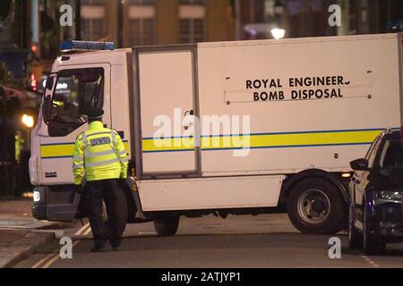 Un camion d'élimination de bombes Royal Engineers arrive dans la rue Dean, dans le centre de Londres, après la découverte d'une bombe de la seconde Guerre mondiale. Banque D'Images