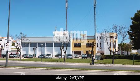 Albufeira, Portugal - 4 mai 2018 : vue sur la façade de la station de pompiers volontaires de la ville (Bombeiros Voluntarios) le printemps Banque D'Images