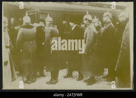 Description: Les négociations de paix à Brest-Litovsk. Arrivée des délégués russes. Au milieu A.A. Joffe, à côté de lui secrétaire L. Kara Khan, mme presque invisible. A.A. Bitsenko Right Kamenev Date : janvier 1918 lieu : Brest, Brest-Litovsk, Brest-Litovsk, Lituanie mots clés : première Guerre mondiale, négociations de paix, cessez-le-feu Nom De La Personne : Bitsenko, AA Joffe, AA, Kamenev, Lév, Kara Khan, L. Banque D'Images