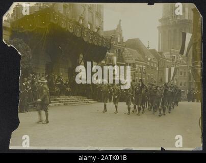 Description: Défilé de mode par scouts pour la reine Wilhelmina et la reine mère Emma hôtel de ville à Utrecht Date: {1914-1918} lieu: Pays-Bas, Utrecht mots-clés: Défiliées, première Guerre mondiale, royale, padvenderijen Personne Nom: Emma, ​​princess Wilhelmina, princesse Banque D'Images