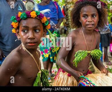 Sing-Sing traditionnel avec des invités étrangers sur l'île de Tautsina, Bougainville, Papouasie-Nouvelle-Guinée Banque D'Images