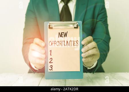 Note d'écriture montrant de nouvelles opportunités. Concept d'affaires pour la situation qui permet de faire quelque chose l'homme tient du papier vide avec l'espace de copie dans Banque D'Images