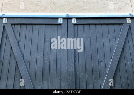 une paire de portes coulissantes bleues de la grange agricole Banque D'Images