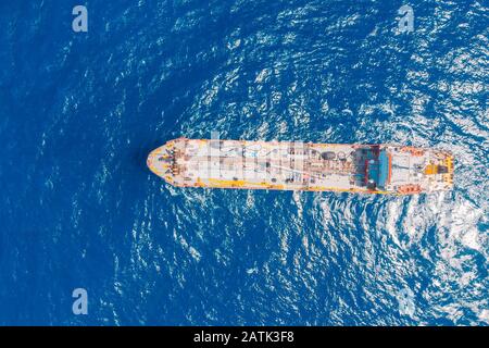 Le pétrolier pétrolier navigue sur la mer bleue. Vue supérieure de l'antenne. Exportation de concept Banque D'Images